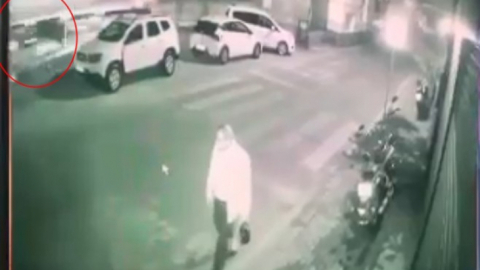 5 arkadaşın takla atan otomobilden burunları kanamadan çıktığı kaza anı kamerada