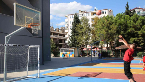 106 okula daha basketbol ve voleybol sahası kazandırıldı