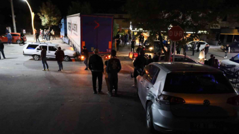 Arızalanan tır caddeye daldı, ortalık savaş alanına döndü