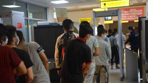 76 düzensiz göçmen sınır dışı edildi