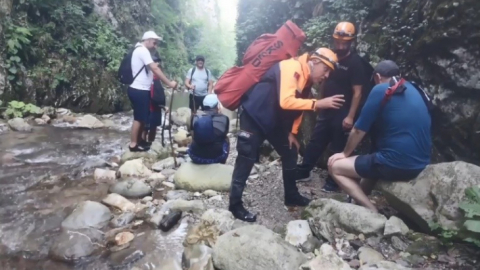 Yürüyüş için gittiği kanyonda omzu çıkan vatandaşa kurtarma operasyonu