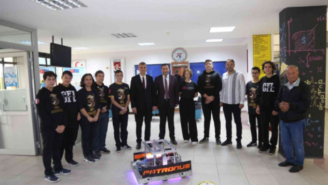 Başkan Sezer, TEKNOFEST'te başarı gösteren takım öğrencileriyle buluştu