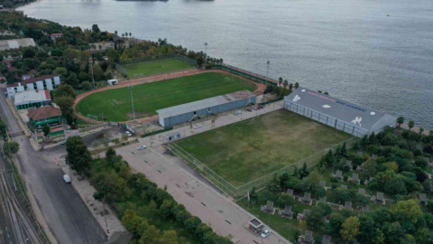 Körfez Alparslan Türkeş Spor Kompleksi'ne sentetik çim