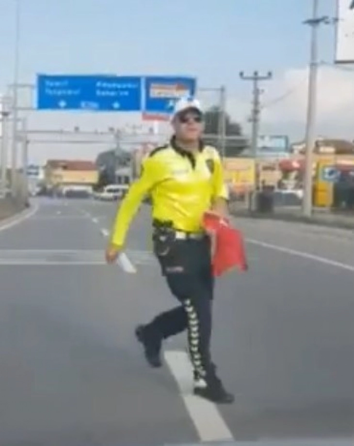 Türk polisinin bayrak sevdası, yere düşen bayrak için trafiği durdurdu