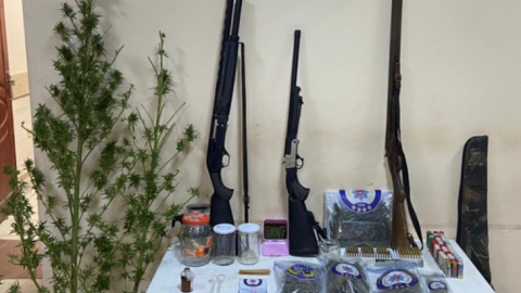 'Dur' ihtarına uymadılar, üstlerinde ve evlerinde onlarca gram uyuşturucu ele geçirildi