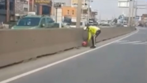 Türk polisinin bayrak sevdası, yere düşen bayrak için trafiği durdurdu