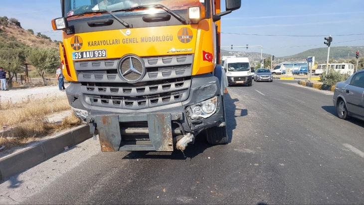 Kamyon çarptı, traktör ikiye bölündü