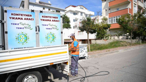 Çöp konteynerleri yerinde dezenfekte ediliyor