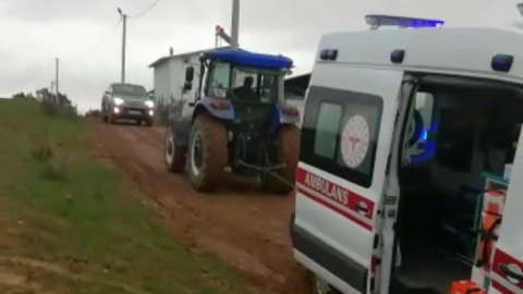 Ambulans çamura saplandı, köylüler yardıma koştu