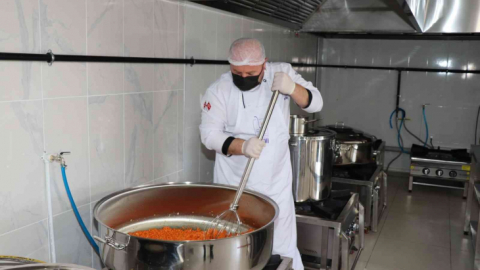 Aşevinde kazanlar onlar için kaynıyor