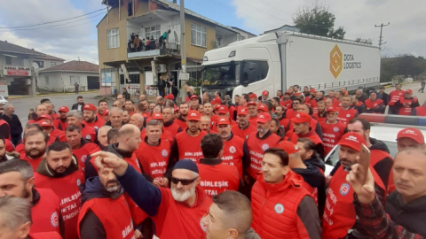 Maaşlarını alamayan işçiler fabrika önünde eyleme başladı