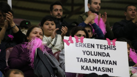 Voleybol müsabakasında meme kanserine dikkat çektiler