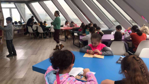 Minik kitapseverler kütüphanede öğreniyor