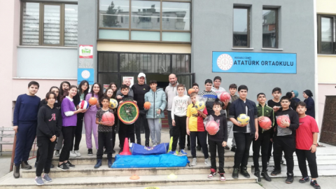 İzmit Belediyesi, 5 okula spor malzemesi desteğinde bulundu