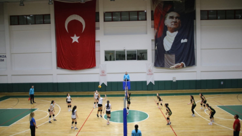 Derincespor Kulübü, Küçük Kızlar Voleybol Ligi'nde ilk müsabakasına çıktı
