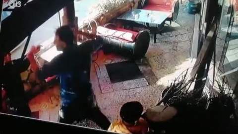 Çocuğunun gözü önünde eşini darp etti