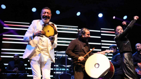 Ünlü sanatçı sahnede hayali düğününü yaptı