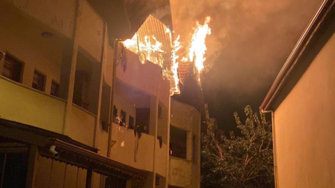 Bitişik 2 villa alev alev yandı