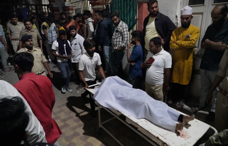 Hindistan'da 141 kişinin öldüğü köprünün çökme anı kamerada
