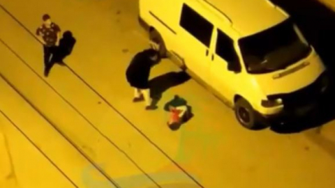 Bu nasıl vicdansızlık ! Küçük çocuğu sopayla sokak ortasında dövdü