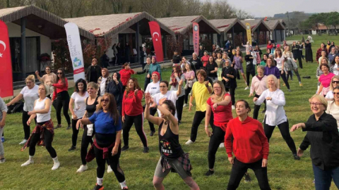 160 kadın aynı anda açık havada zumba yaptı