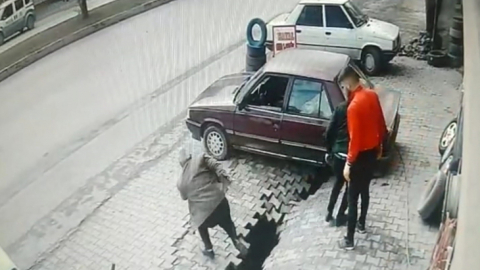 Kaldırımın çökme anı kamera yansıdı