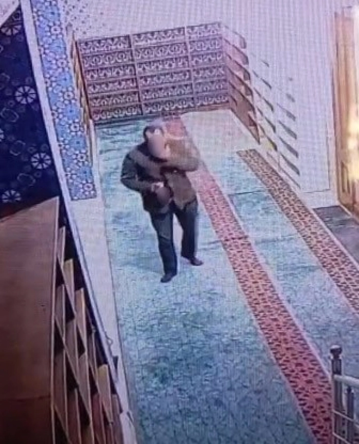 Camide büyük terbiyesizlik! İçki şişesiyle girdi, sigara içti, Kur'an-ı Kerim'e tekme attı