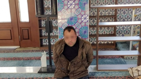 Camide büyük terbiyesizlik! İçki şişesiyle girdi, sigara içti, Kur'an-ı Kerim’e tekme attı