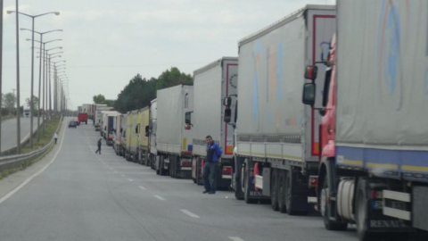 Kocaeli'de tırın dorsesinden 95 kaçak göçmen çıktı