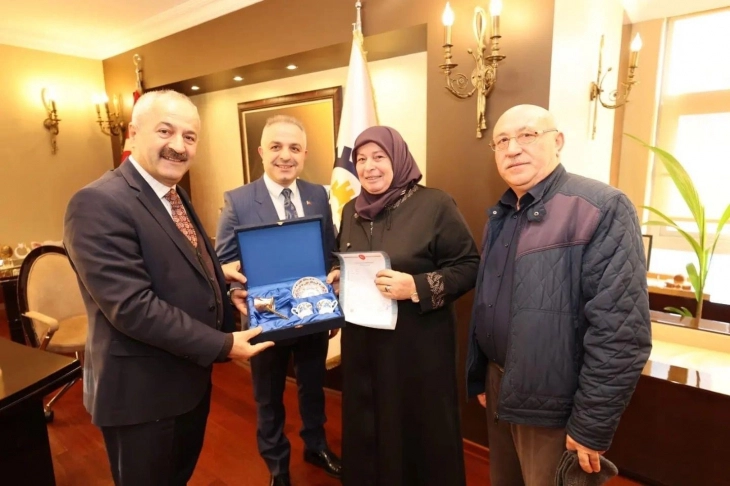 27 yıllık tapu ve mülkiyet sorununun çözüldüğü mahallede ilk tapu verildi