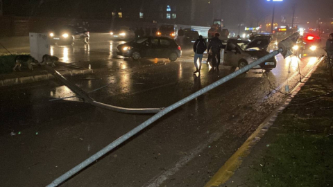 Kocaeli'de otomobil elektrik direği ve ağaçları devirdi: 2 yaralı