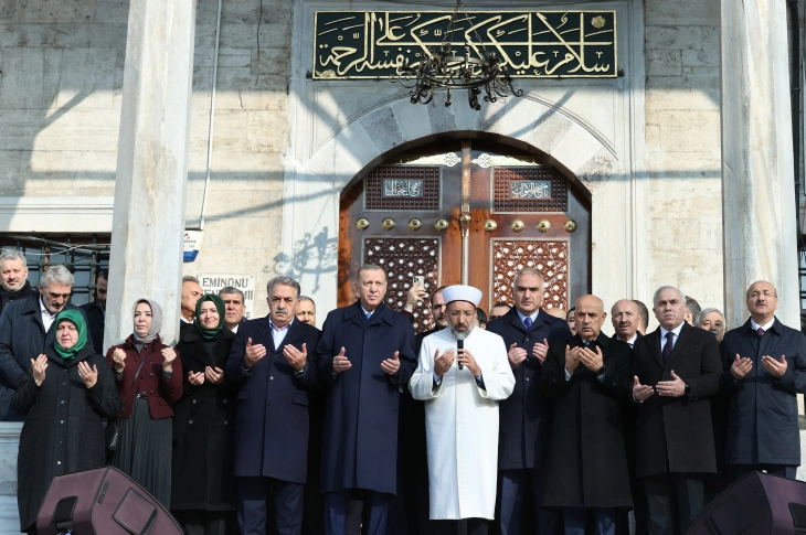 Cumhurbaşkanı Erdoğan, 3.5 asırlık Yeni Cami'yi yeniden ibadete açtı