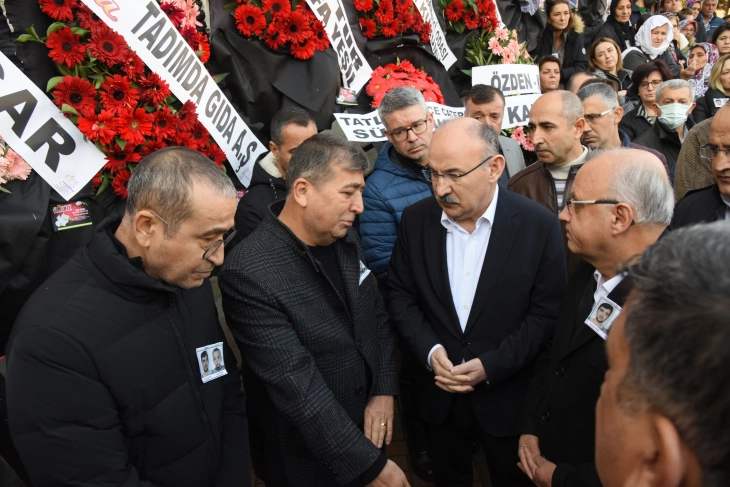 Kuyuya düşen baba ve oğula acı veda, Yağmur Demir, eşi ve çocuğunun fotoğrafını öperek uğurladı