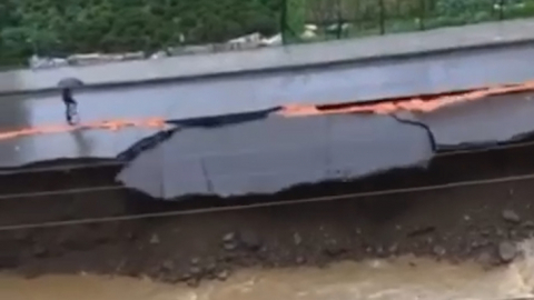 Rize'de yol çöktü , son anda kurtuldu