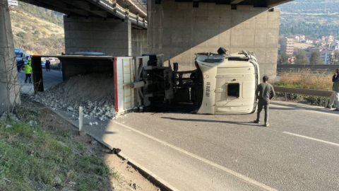 D-100'de tır devrildi, yol kapandı: 1 yaralı
