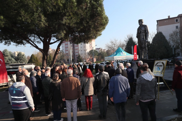 Yahya Kaptan'ın 103.yılında anıta karanfil bırakıldı
