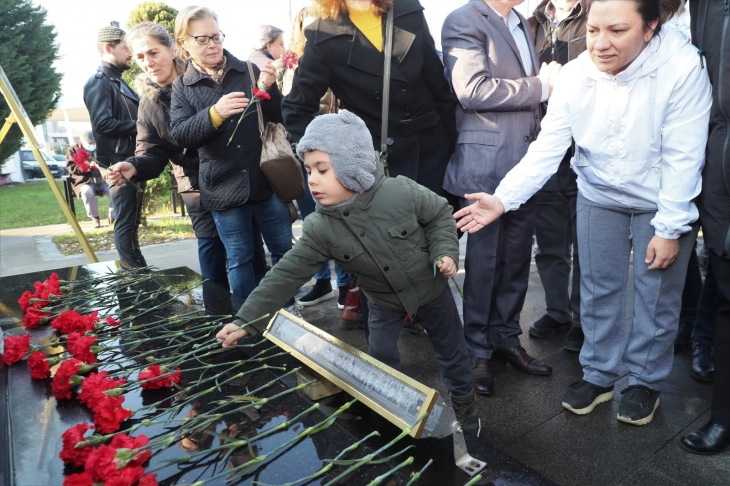 Yahya Kaptan'ın 103.yılında anıta karanfil bırakıldı