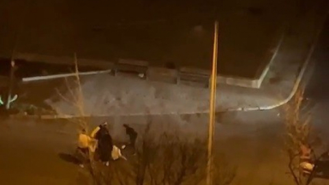 Beylikdüzü’nde iki arkadaşın tekme tokat kavgası kamerada