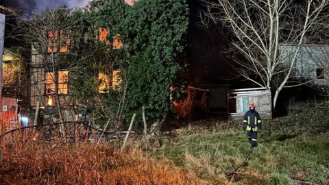 Kocaeli'deki metruk bina alevlere teslim oldu