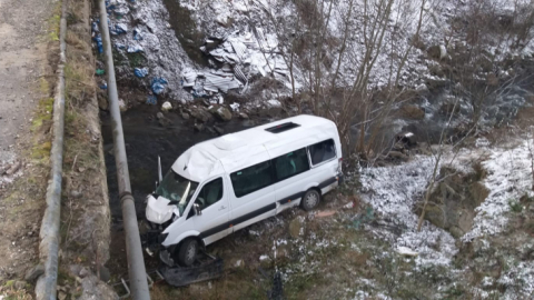 Öğrenci servisi köprüden uçtu: 4 öğrenci yaralı