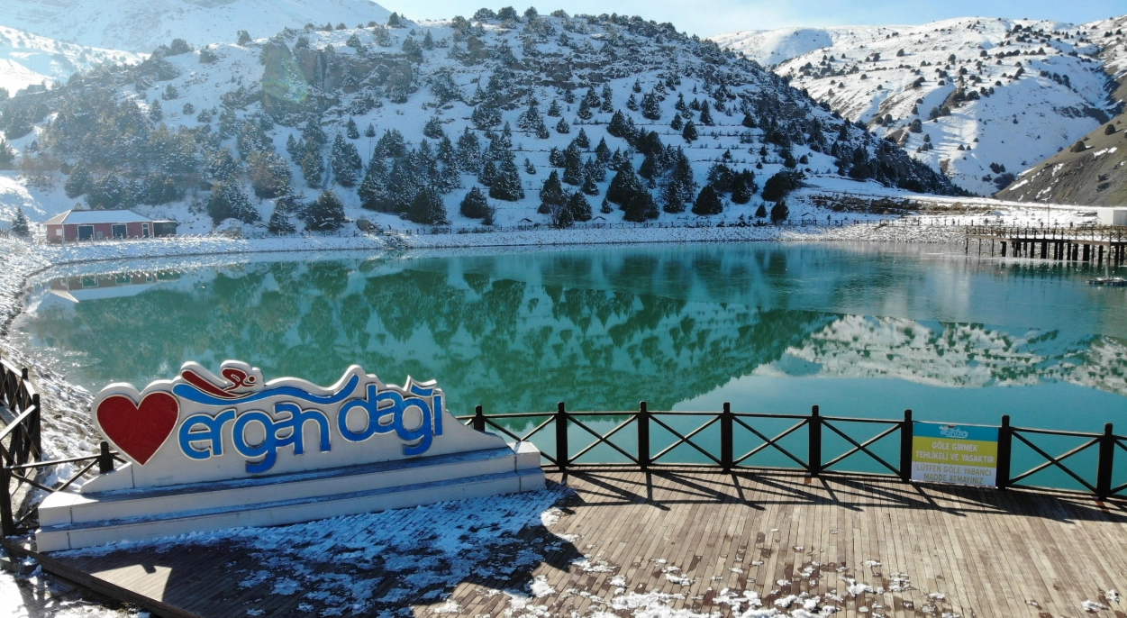 Yüzeyi buz tutan Ardıçlı Gölü'nde mest eden kış manzarası