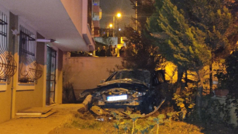 Servis aracıyla çarpışan otomobil evin bahçesine uçtu: 2 yaralı