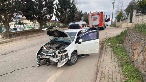 Otomobil kontrolden çıkıp elektrik direğine çarptı