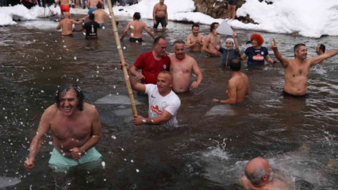 Kış Yüzme Şenliği renkli görüntülere sahne oldu