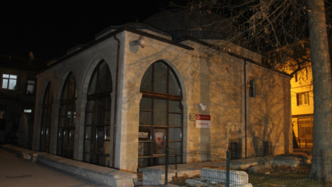 Vicdanları sızlatan olay ! Yenidoğan bebeği cami avlusuna terk ettiler