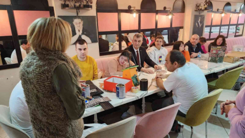Özel bireyler atıkları sanata dönüştürdü