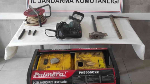 Define ararken jandarmaya suçüstü yakalandılar