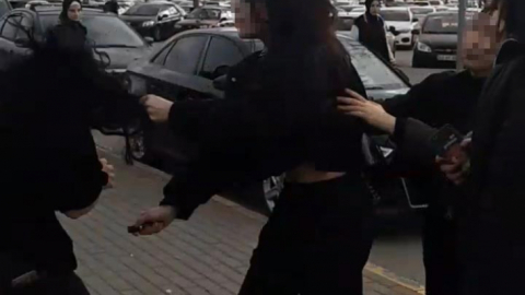 Liseli kızların kavgası ! Saç saça baş başa şok cihazlı kavga !