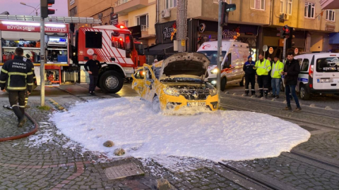 Taksi ile tramvay çarpıştı: 3 yaralı