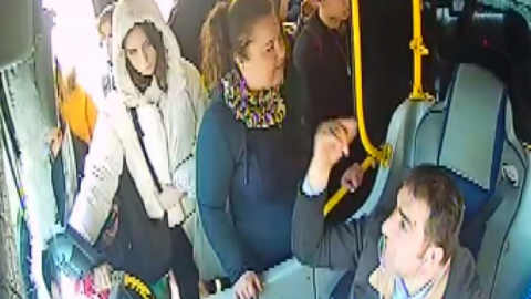 Yolcularla tartışan sürücünün tepkisi görenleri kahkaya boğdu